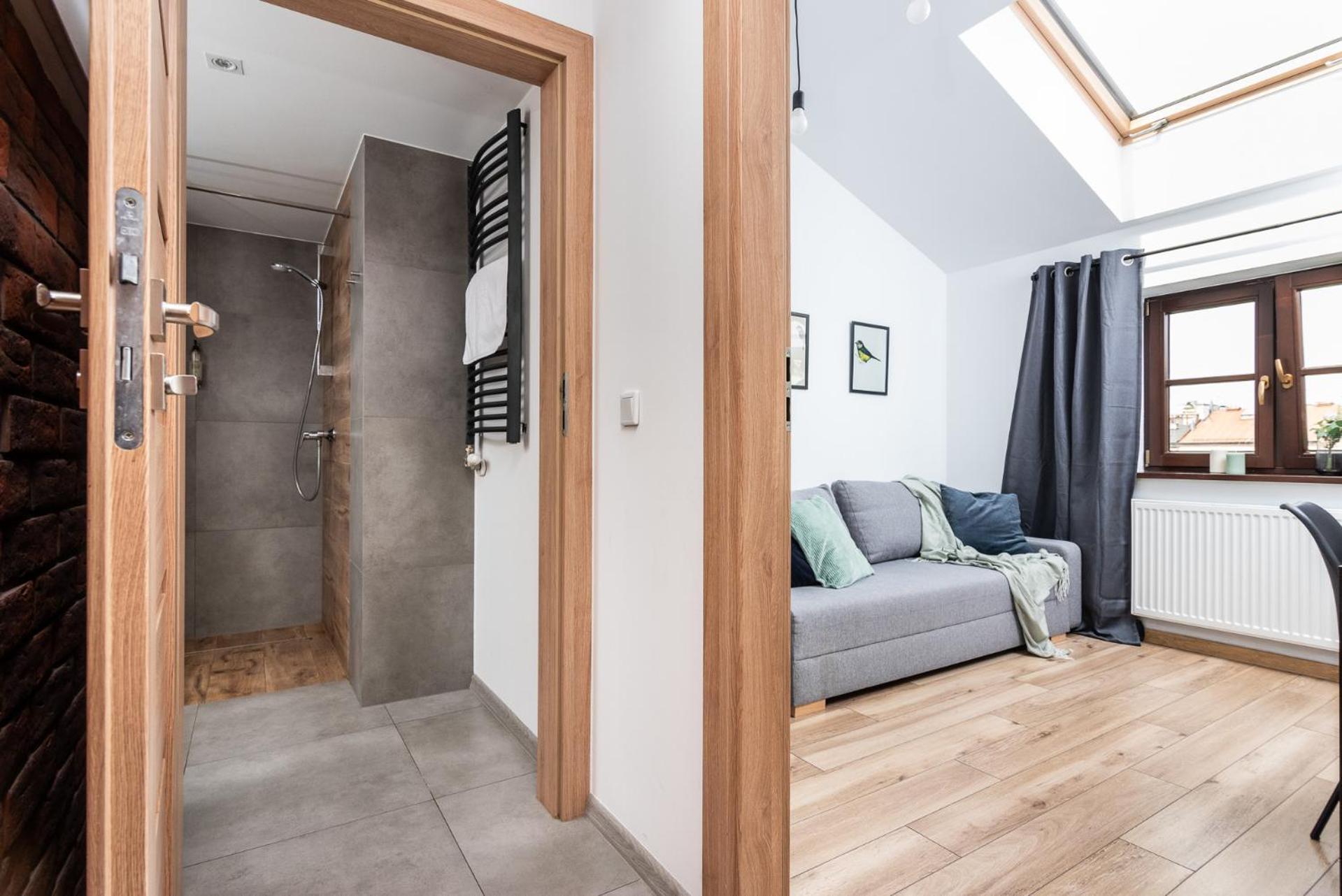 Blossom - Old Town - By Upstairs Apartment *