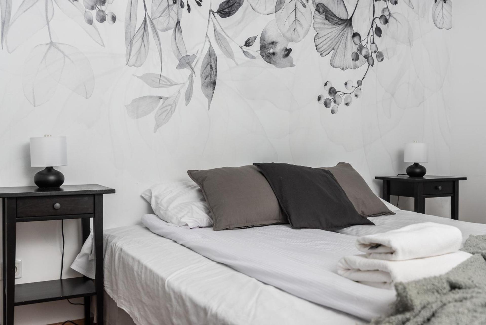 Blossom - Old Town - By Upstairs Apartment